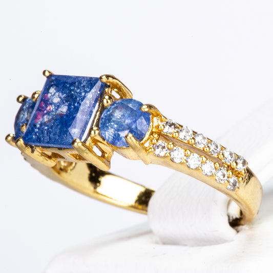Ring aus goldplattierterr Legierung mit blauem Emporia®-Kristall und weißem Emporia® Kristall