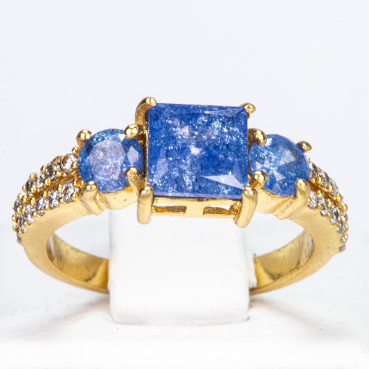 Ring aus goldplattierterr Legierung mit blauem Emporia®-Kristall und weißem Emporia® Kristall
