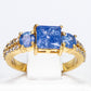 Ring aus goldplattierterr Legierung mit blauem Emporia®-Kristall und weißem Emporia® Kristall