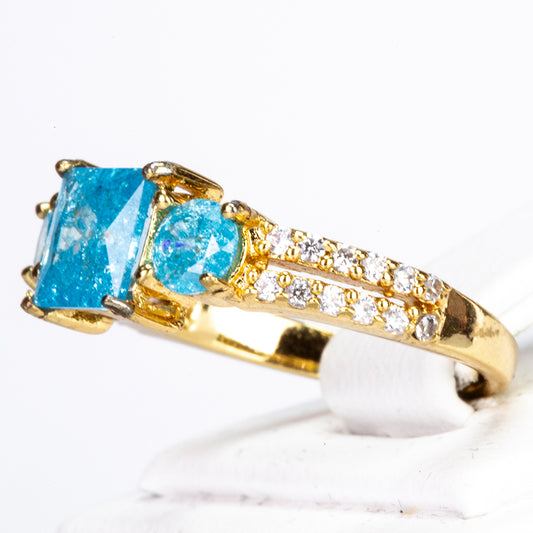 Ring aus goldplattierterr Legierung mit blauem Emporia®-Kristall und weißem Emporia® Kristall