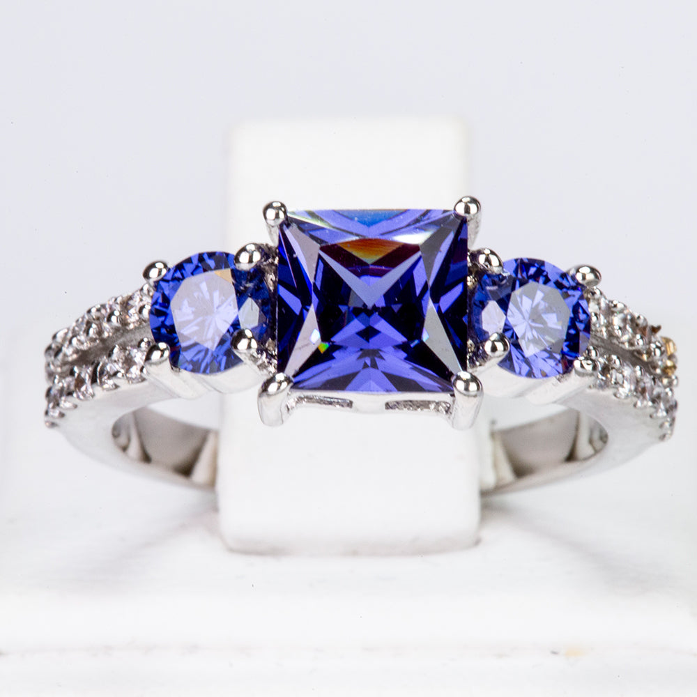 Ring aus goldplattierterr Legierung mit blauem Emporia®-Kristall und weißem Emporia® Kristall