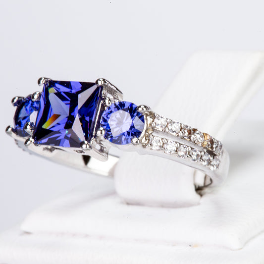 Ring aus goldplattierterr Legierung mit blauem Emporia®-Kristall und weißem Emporia® Kristall
