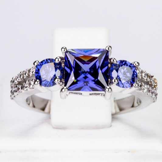 Ring aus goldplattierterr Legierung mit blauem Emporia®-Kristall und weißem Emporia® Kristall