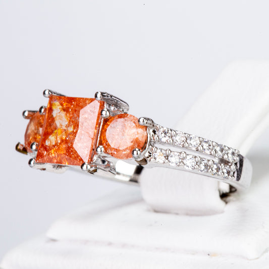 Ring aus goldplattierterr Legierung mit orangefarbenem Emporia® Kristall und weißem Emporia® Kristall