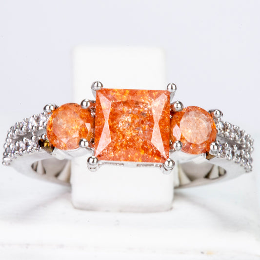 Ring aus goldplattierterr Legierung mit orangefarbenem Emporia® Kristall und weißem Emporia® Kristall