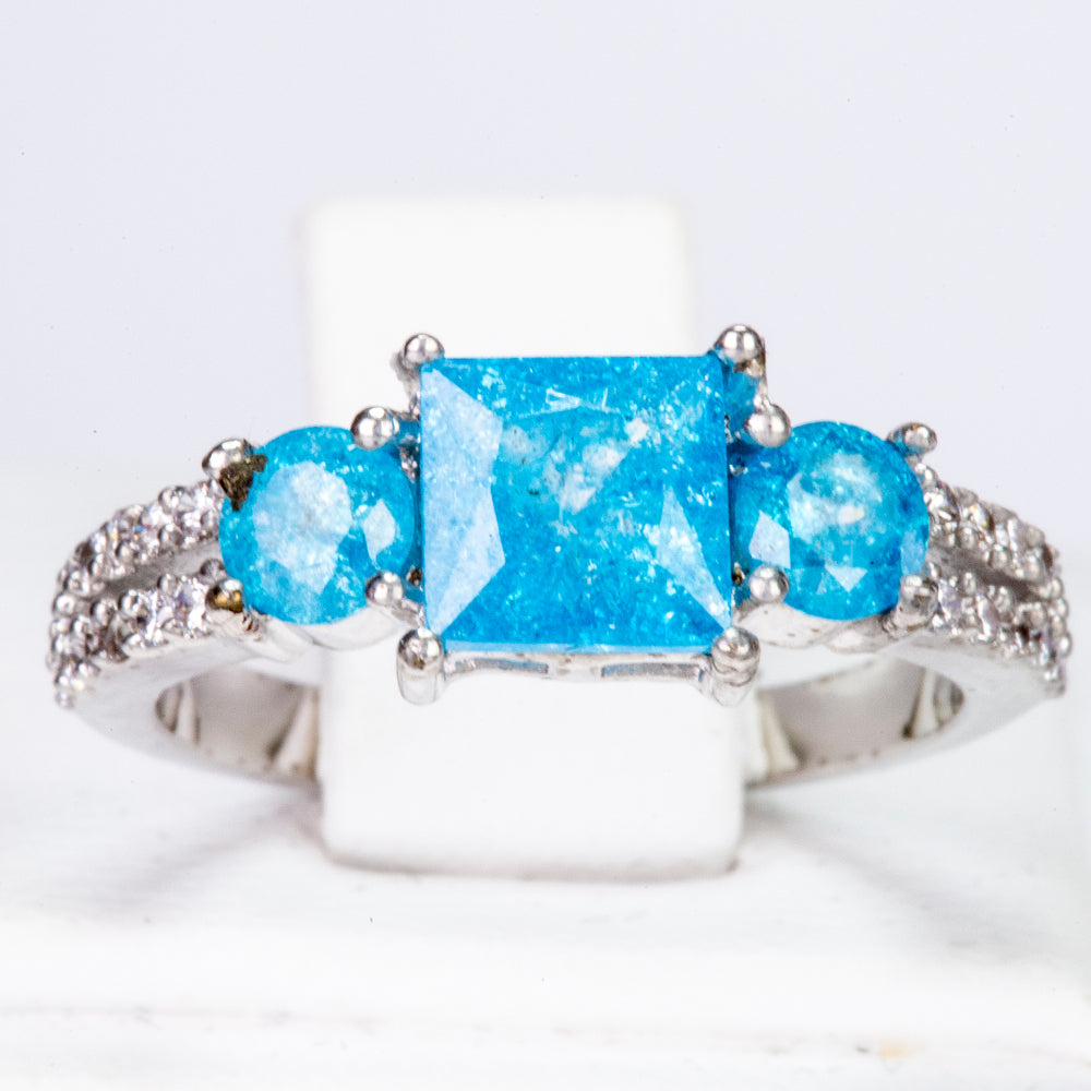 Ring aus goldplattierterr Legierung mit blauem Emporia®-Kristall und weißem Emporia® Kristall