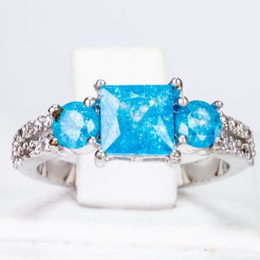 Ring aus goldplattierterr Legierung mit blauem Emporia®-Kristall und weißem Emporia® Kristall