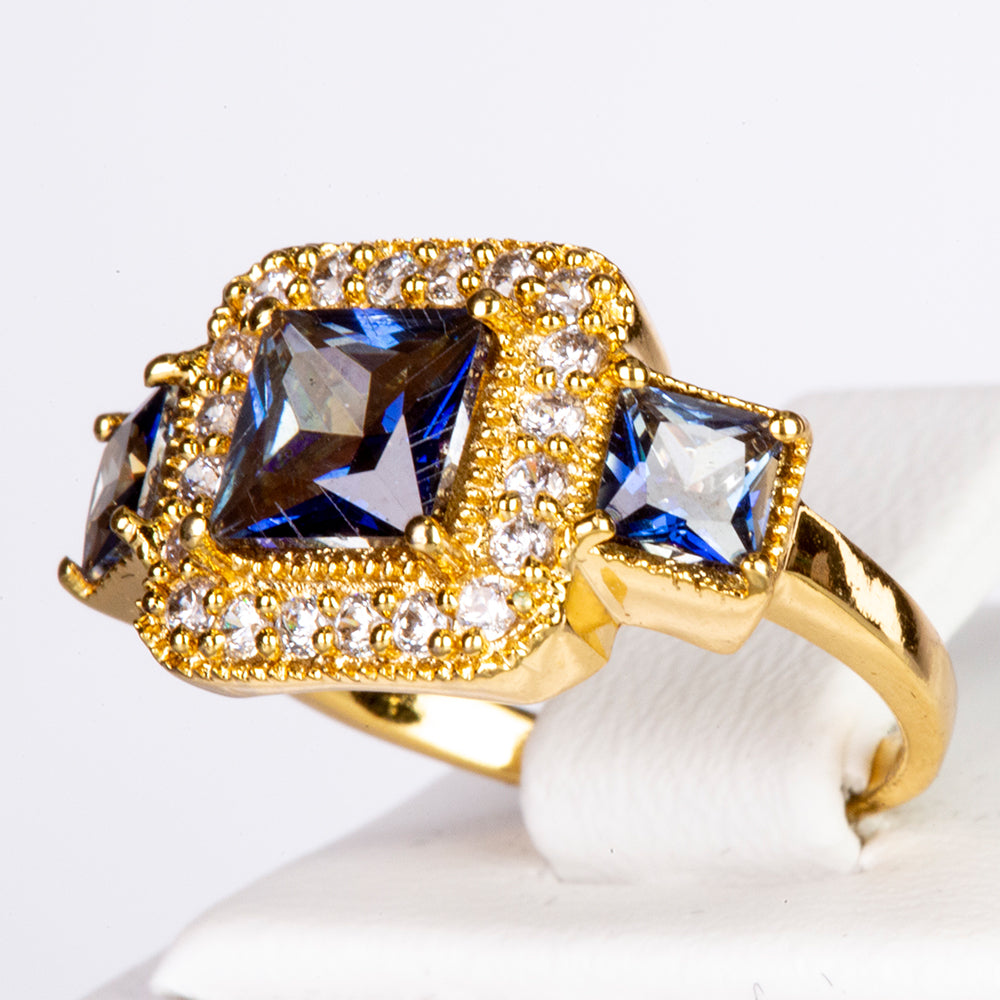 Ring aus goldplattierterr Legierung mit blauem Emporia®-Kristall und weißem Emporia® Kristall 2 