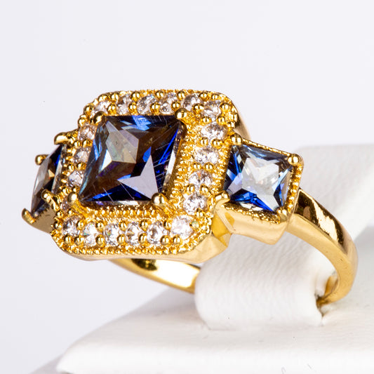 Ring aus goldplattierterr Legierung mit blauem Emporia®-Kristall und weißem Emporia® Kristall