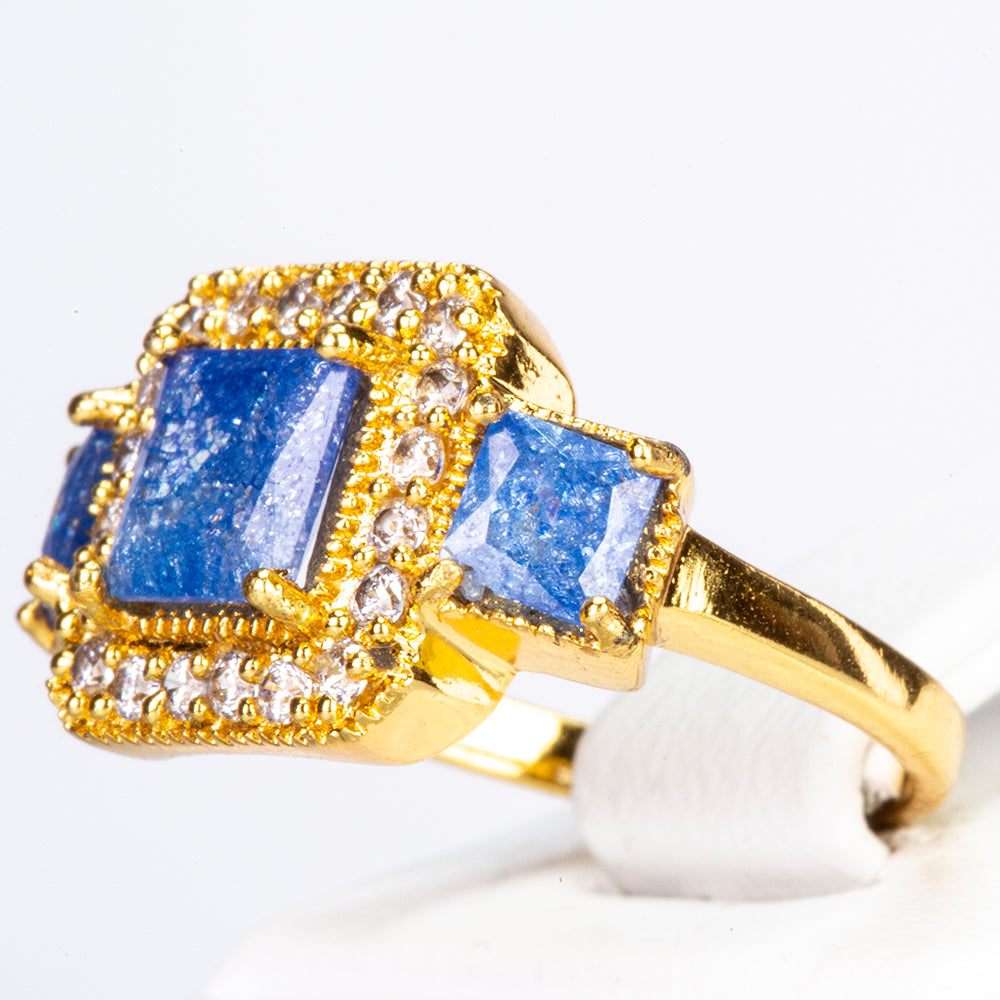 Ring aus goldplattierterr Legierung mit blauem Emporia®-Kristall und weißem Emporia® Kristall
