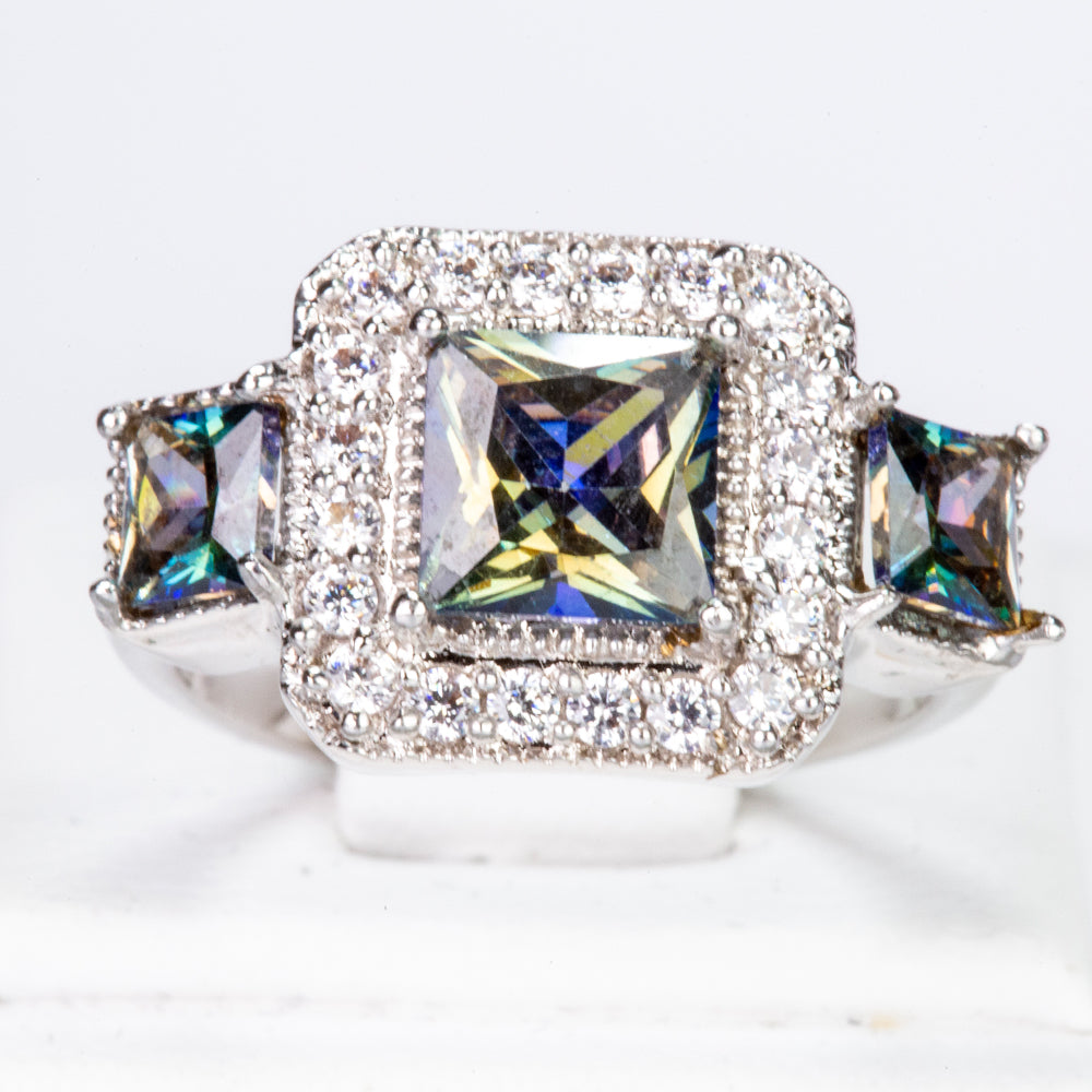 Ring aus goldplattierterr Legierung mit grünem Emporia® Kristall und weißem Emporia® Kristall