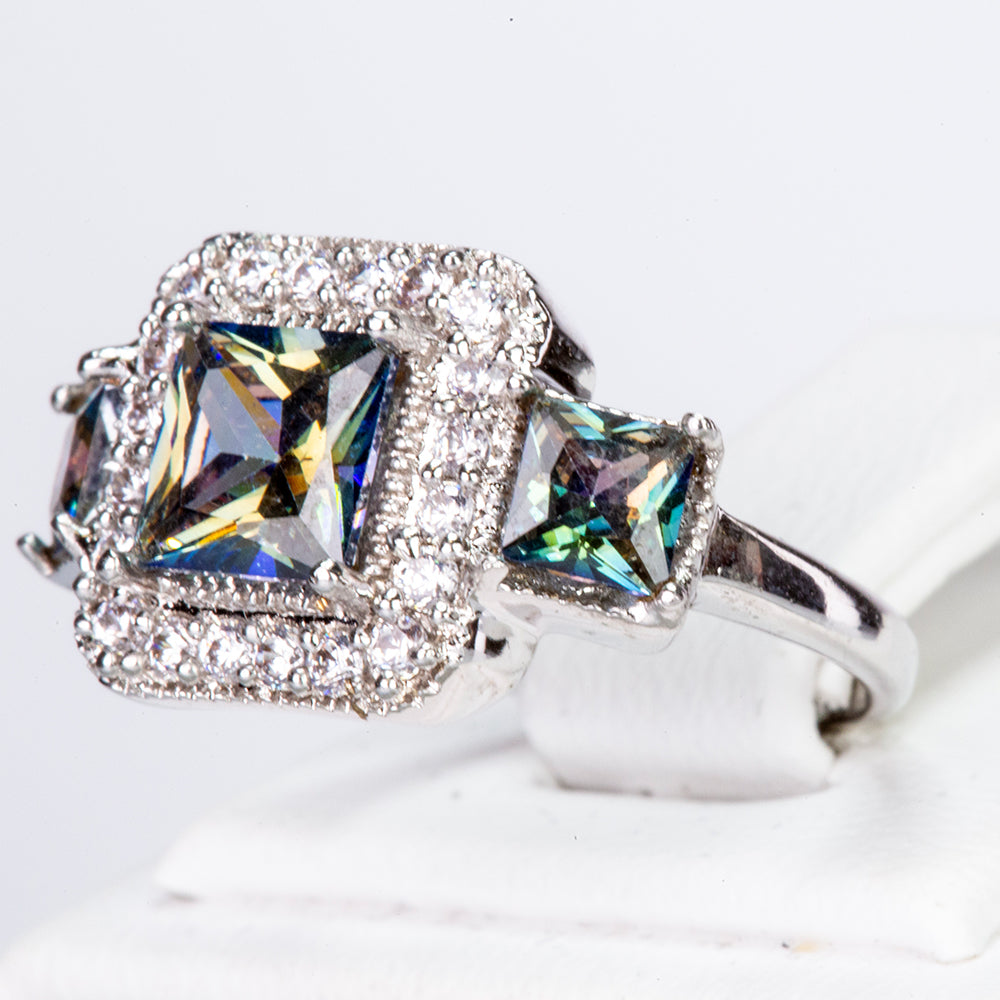 Ring aus goldplattierterr Legierung mit grünem Emporia® Kristall und weißem Emporia® Kristall 2 