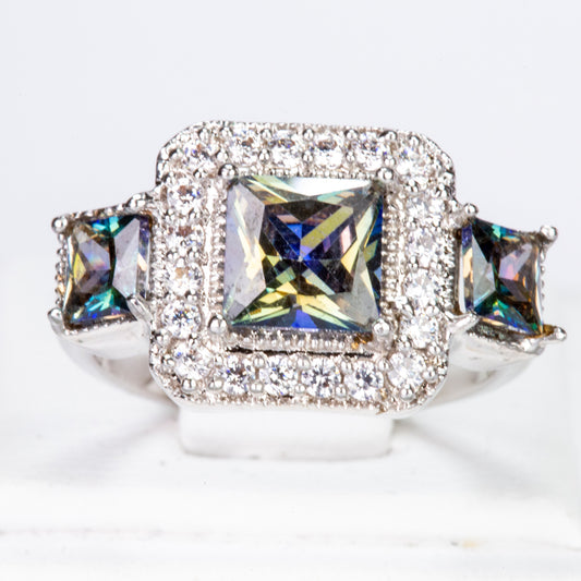 Ring aus goldplattierterr Legierung mit grünem Emporia® Kristall und weißem Emporia® Kristall