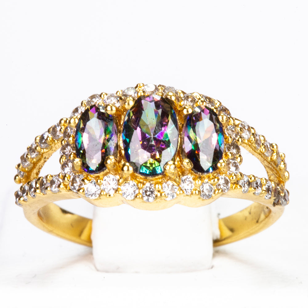 Ring aus goldplattierterr Legierung mit grünem Emporia® Kristall und weißem Emporia® Kristall