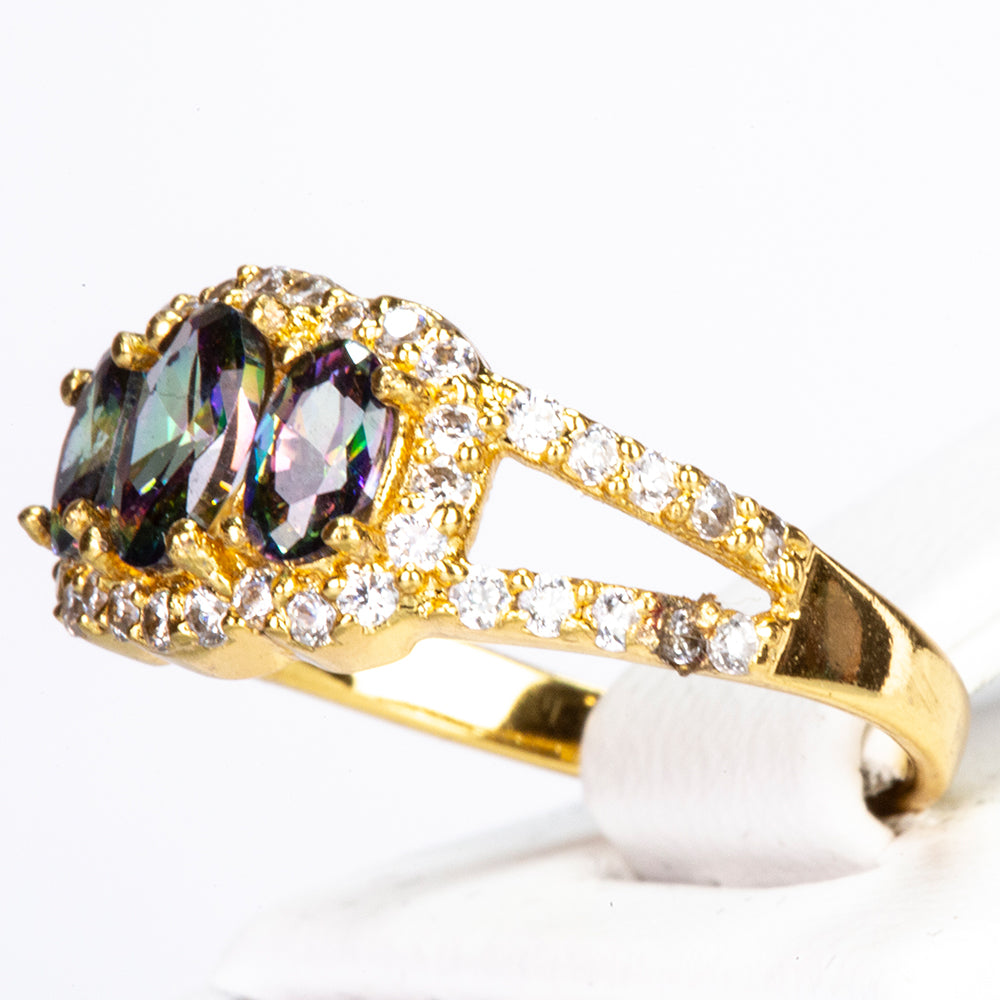 Ring aus goldplattierterr Legierung mit grünem Emporia® Kristall und weißem Emporia® Kristall 2 