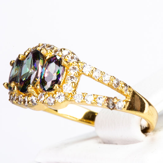 Ring aus goldplattierterr Legierung mit grünem Emporia® Kristall und weißem Emporia® Kristall