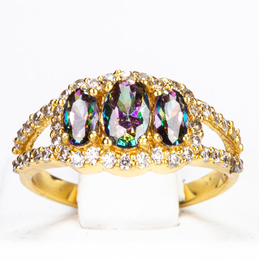 Ring aus goldplattierterr Legierung mit grünem Emporia® Kristall und weißem Emporia® Kristall