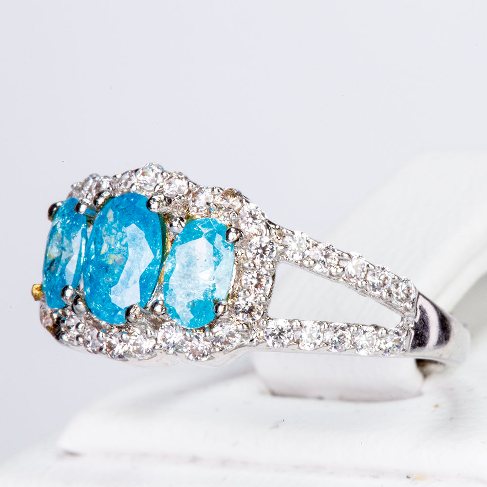 Ring aus goldplattierterr Legierung mit blauem Emporia®-Kristall und weißem Emporia® Kristall
