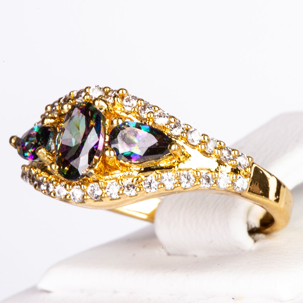 Ring aus goldplattierterr Legierung mit grünem Emporia® Kristall und weißem Emporia® Kristall 2 