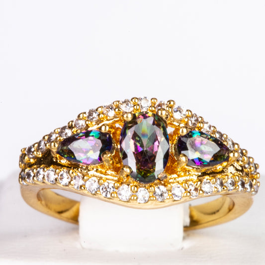 Ring aus goldplattierterr Legierung mit grünem Emporia® Kristall und weißem Emporia® Kristall