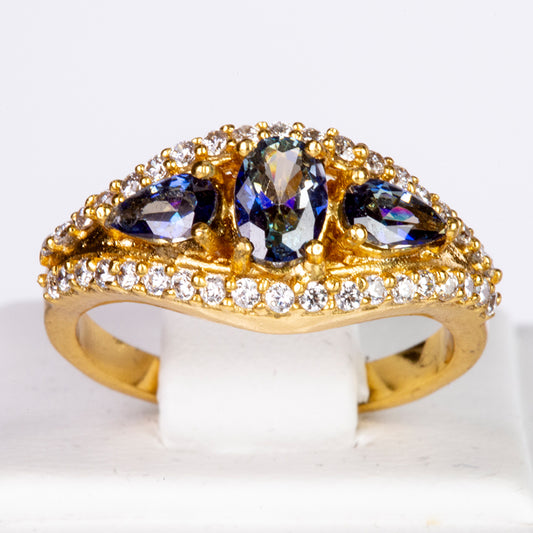 Ring aus goldplattierterr Legierung mit blauem Emporia®-Kristall und weißem Emporia® Kristall