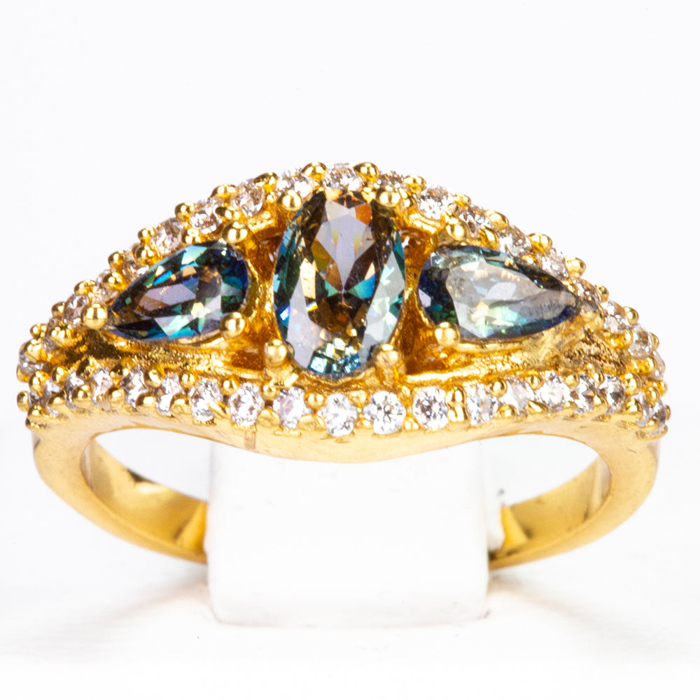 Ring aus goldplattierterr Legierung mit grünem Emporia® Kristall und weißem Emporia® Kristall 1 