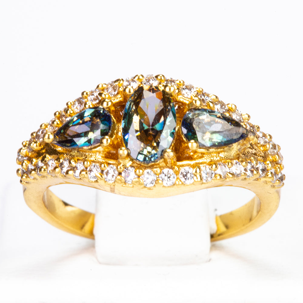Ring aus goldplattierterr Legierung mit grünem Emporia® Kristall und weißem Emporia® Kristall