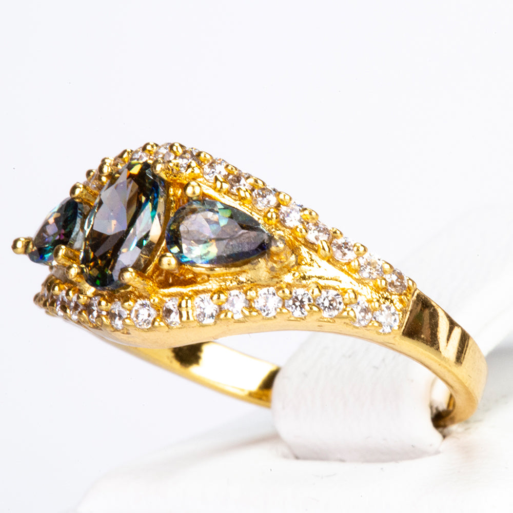 Ring aus goldplattierterr Legierung mit grünem Emporia® Kristall und weißem Emporia® Kristall