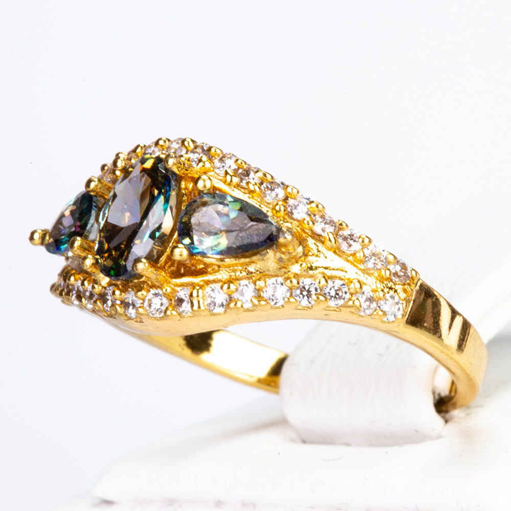 Ring aus goldplattierterr Legierung mit grünem Emporia® Kristall und weißem Emporia® Kristall