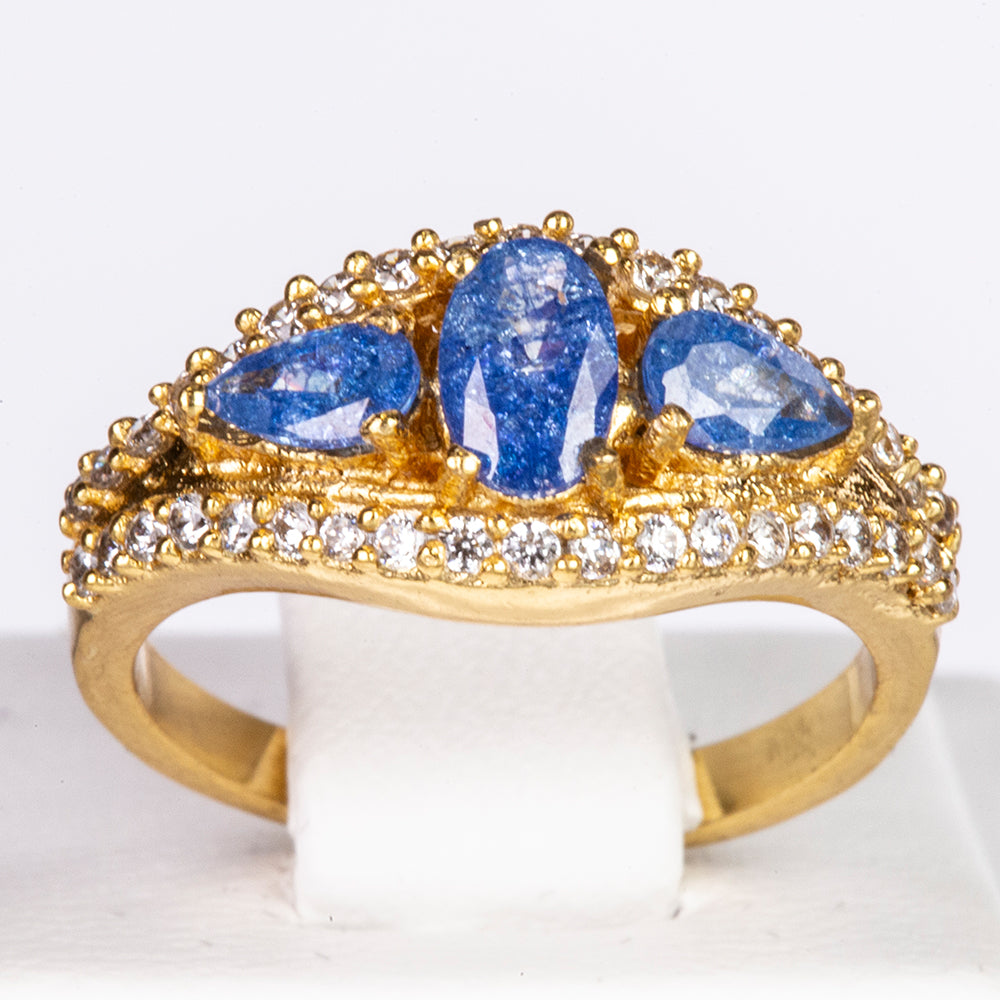 Ring aus goldplattierterr Legierung mit blauem Emporia®-Kristall und weißem Emporia® Kristall