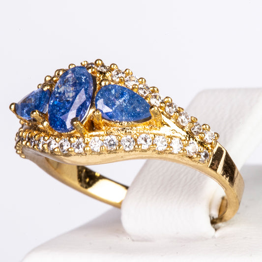 Ring aus goldplattierterr Legierung mit blauem Emporia®-Kristall und weißem Emporia® Kristall