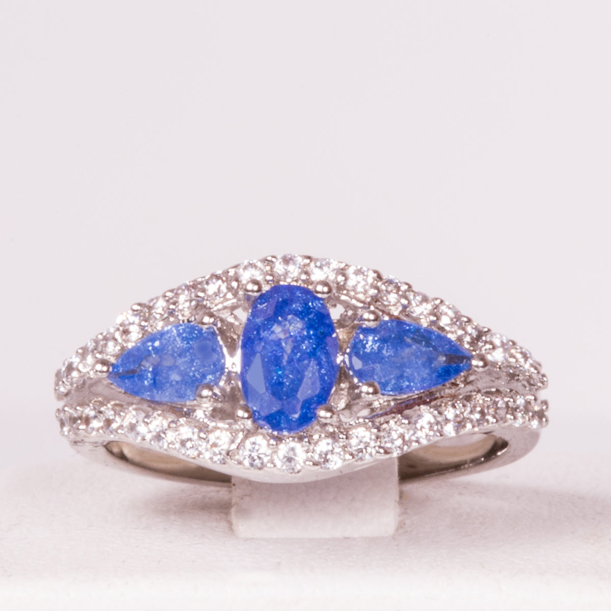 Ring aus weißgoldplattierterr Legierung mit blauem Emporia®-Kristall