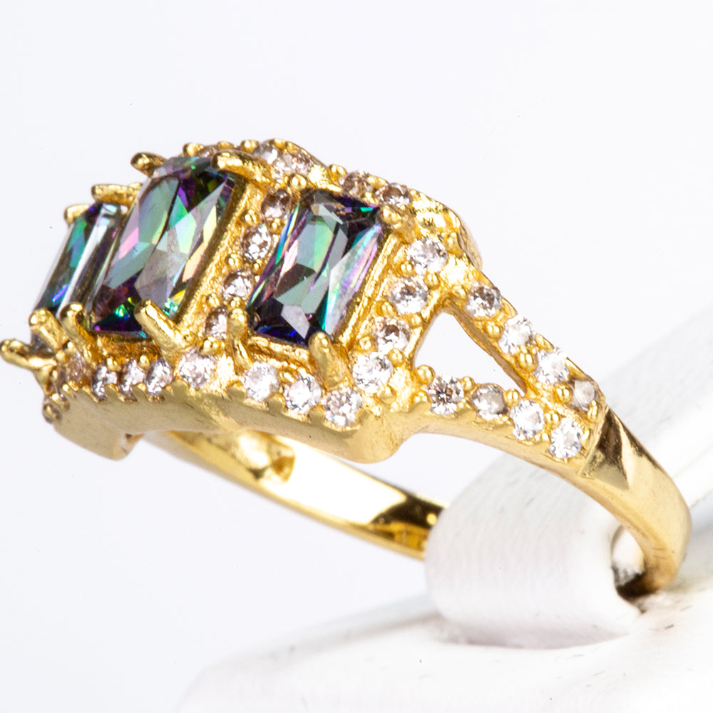 Ring aus goldplattierterr Legierung mit grünem Emporia® Kristall und weißem Emporia® Kristall 2 