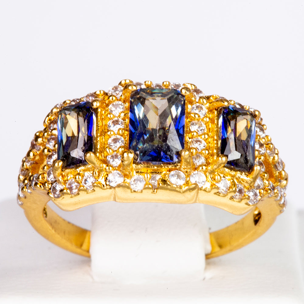 Ring aus goldplattierterr Legierung mit blauem Emporia®-Kristall und weißem Emporia® Kristall