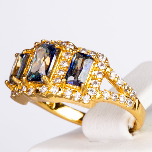 Ring aus goldplattierterr Legierung mit blauem Emporia®-Kristall und weißem Emporia® Kristall