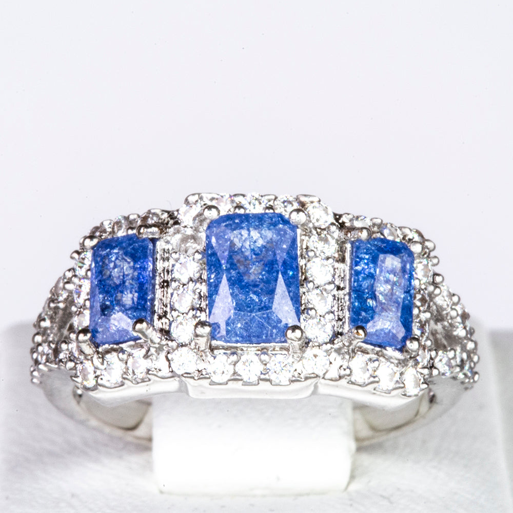 Ring aus goldplattierterr Legierung mit blauem Emporia®-Kristall und weißem Emporia® Kristall