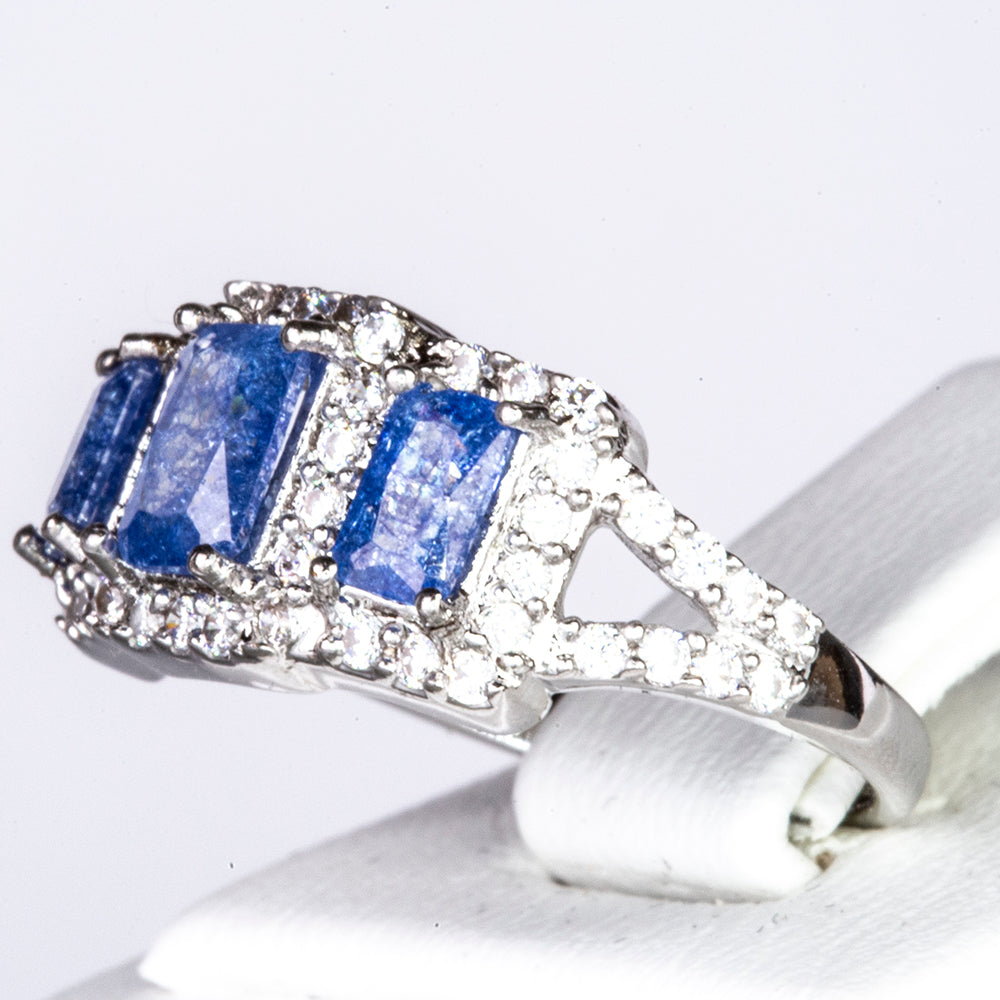 Ring aus goldplattierterr Legierung mit blauem Emporia®-Kristall und weißem Emporia® Kristall 2 