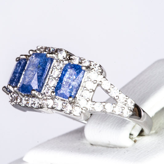 Ring aus goldplattierterr Legierung mit blauem Emporia®-Kristall und weißem Emporia® Kristall