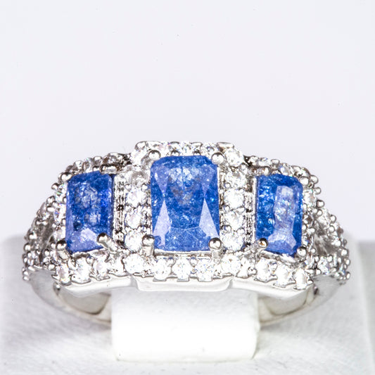 Ring aus goldplattierterr Legierung mit blauem Emporia®-Kristall und weißem Emporia® Kristall
