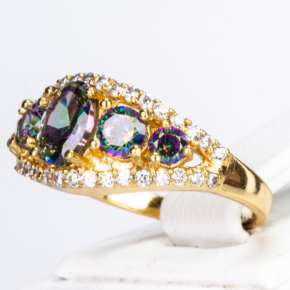 Ring aus goldplattierterr Legierung mit grünem Emporia® Kristall und weißem Emporia® Kristall 2 