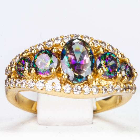 Ring aus goldplattierterr Legierung mit grünem Emporia® Kristall und weißem Emporia® Kristall