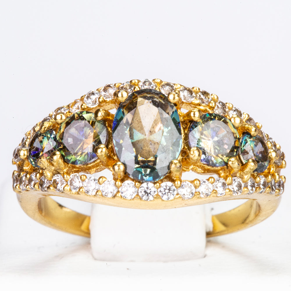 Ring aus goldplattierterr Legierung mit grünem Emporia® Kristall und weißem Emporia® Kristall