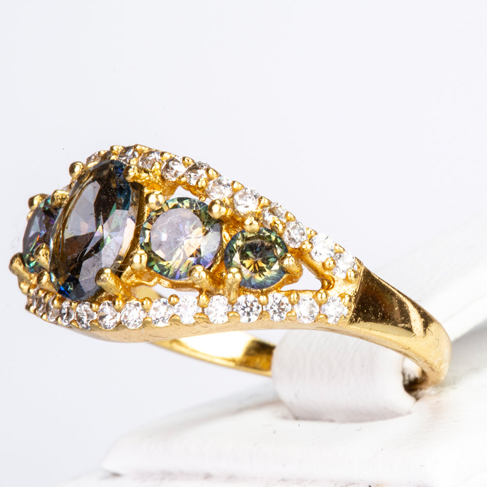Ring aus goldplattierterr Legierung mit grünem Emporia® Kristall und weißem Emporia® Kristall 2 