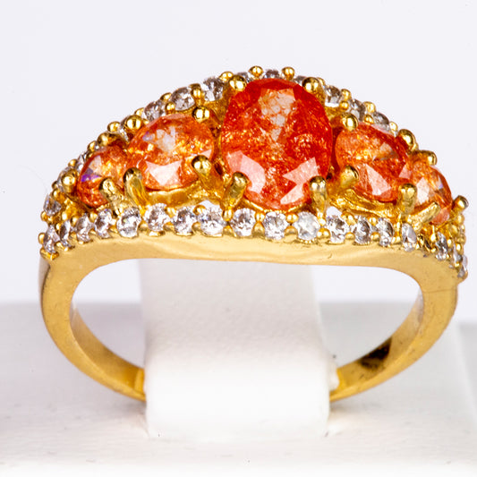 Ring aus goldplattierterr Legierung mit orangefarbenem Emporia® Kristall und weißem Emporia® Kristall