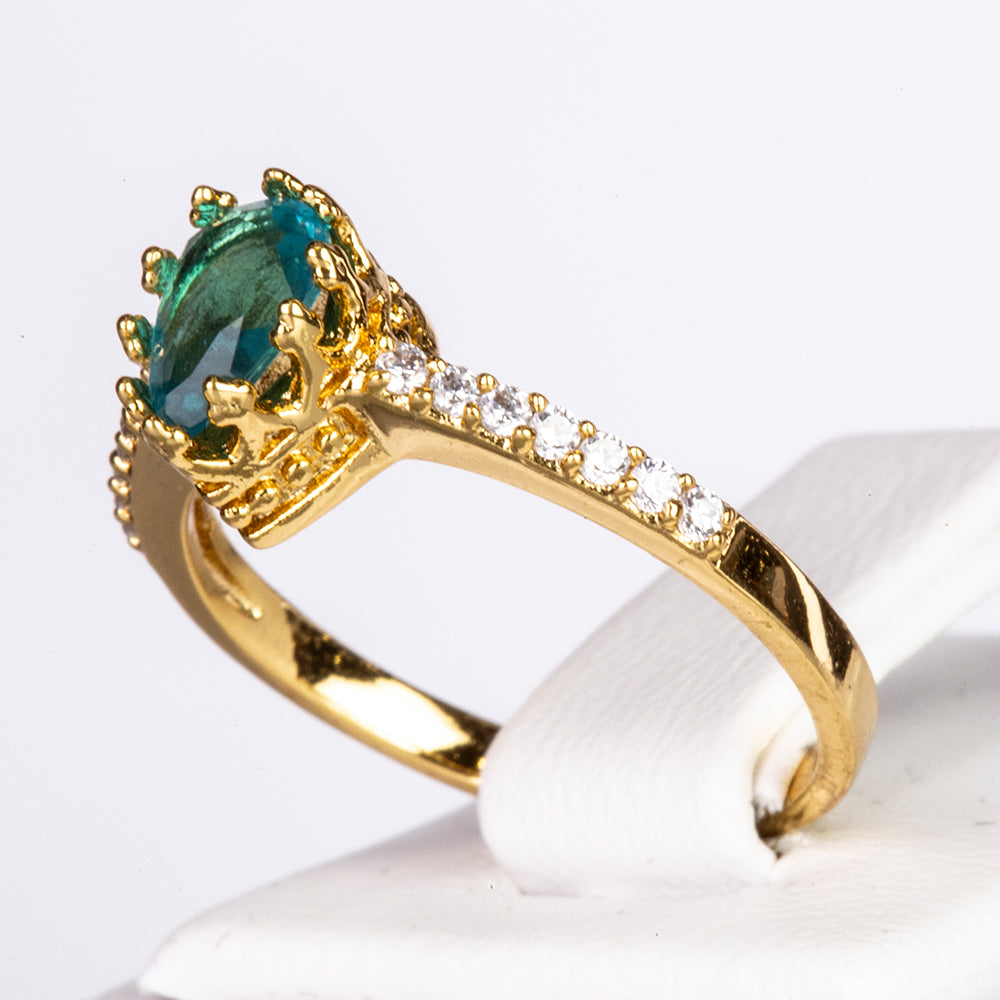Ring aus goldplattierterr Legierung mit grünem Emporia® Kristall und weißem Emporia® Kristall 2 