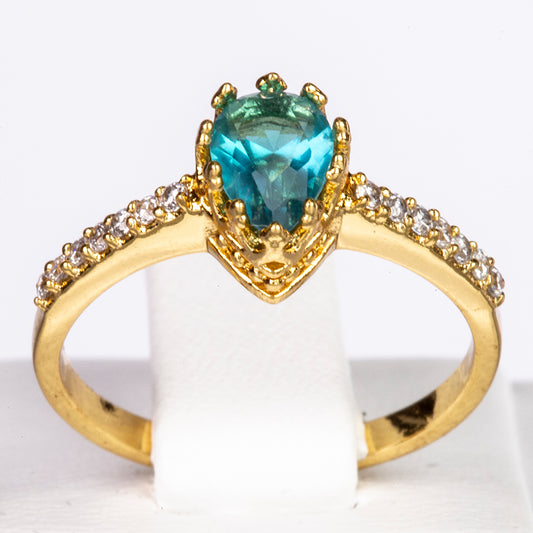 Ring aus goldplattierterr Legierung mit grünem Emporia® Kristall und weißem Emporia® Kristall
