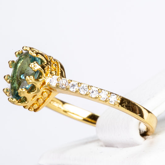 Ring aus goldplattierterr Legierung mit blauem Emporia®-Kristall und weißem Emporia® Kristall