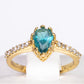Ring aus goldplattierterr Legierung mit blauem Emporia®-Kristall und weißem Emporia® Kristall