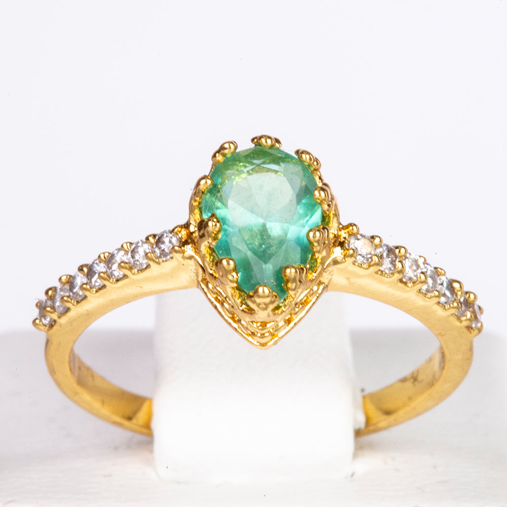 Ring aus goldplattierterr Legierung mit grünem Emporia® Kristall und weißem Emporia® Kristall