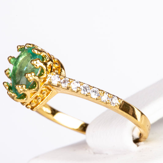 Ring aus goldplattierterr Legierung mit grünem Emporia® Kristall und weißem Emporia® Kristall
